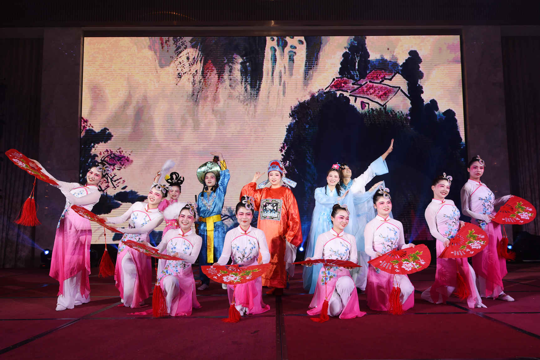二等奖舞蹈戏曲《新式戏曲联唱》——黄金海岸酒店_副本.jpg 二等奖舞蹈戏曲《新式戏曲联唱》——黄金海岸酒店_副本.jpg