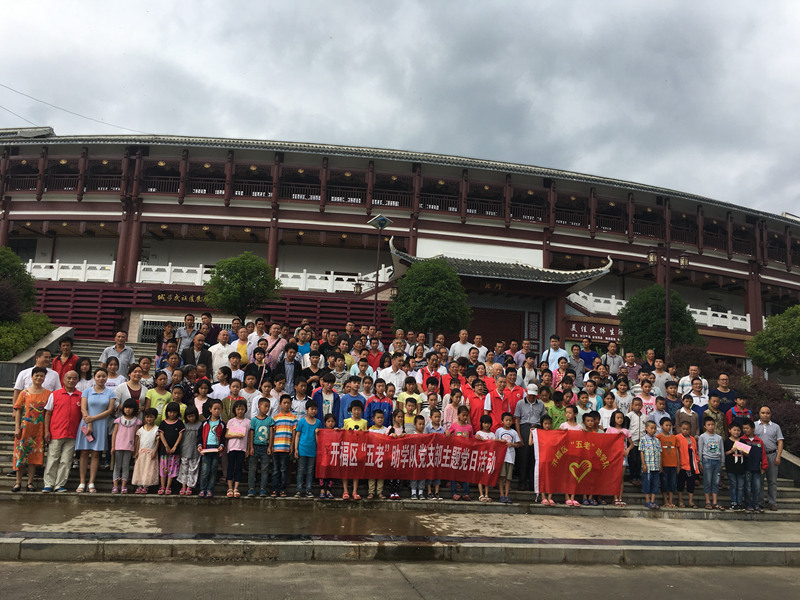 捐助方与受助方全体合影留念_副本.jpg 捐助方与受助方全体合影留念_副本.jpg